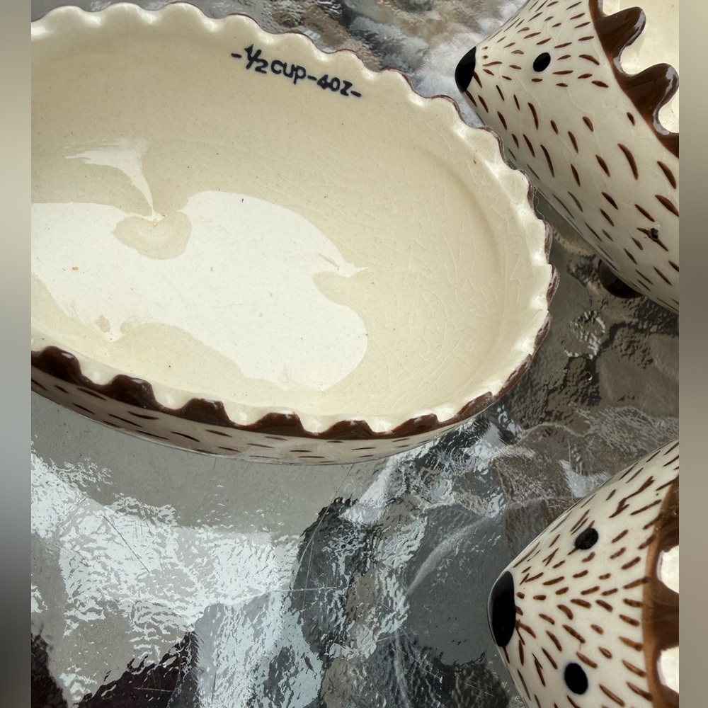 Set/4 Ceramic Hedgehog Nesting measuring cups. Cream & Brown - Picture 7 of 10